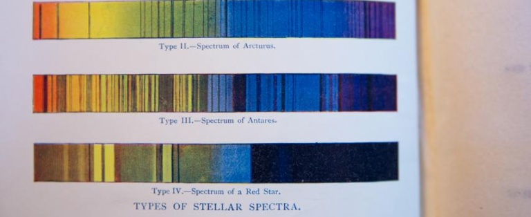 Side der viser tre forskellige stjernespektre i publikationen A and W Maunder: The Heavens and Their Story