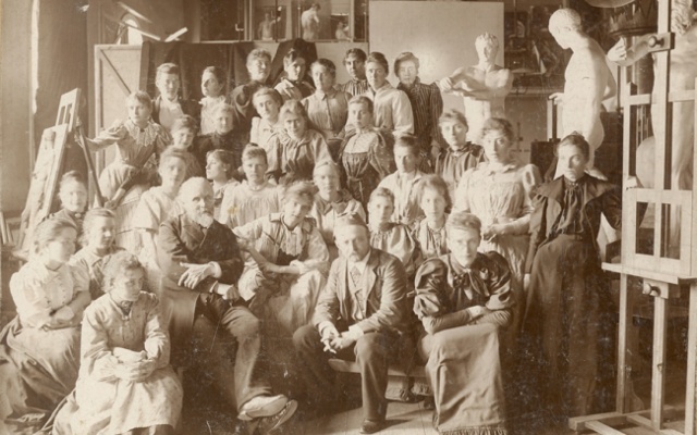Fotografi af lærere og elever på Kunstskolen for Kvinder fra cirka 1892-98