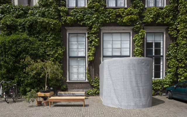 Træbænke og cylinderformet installation foran vinduer indtil Charlottenborg slot