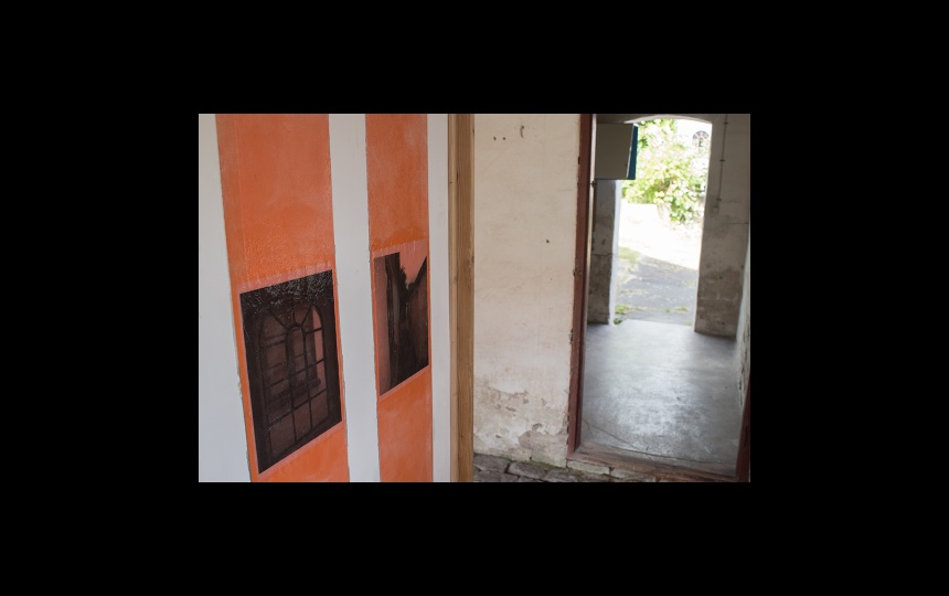 Del af kunstværk på væg ved projektrum ved Kunsthal 44Møen