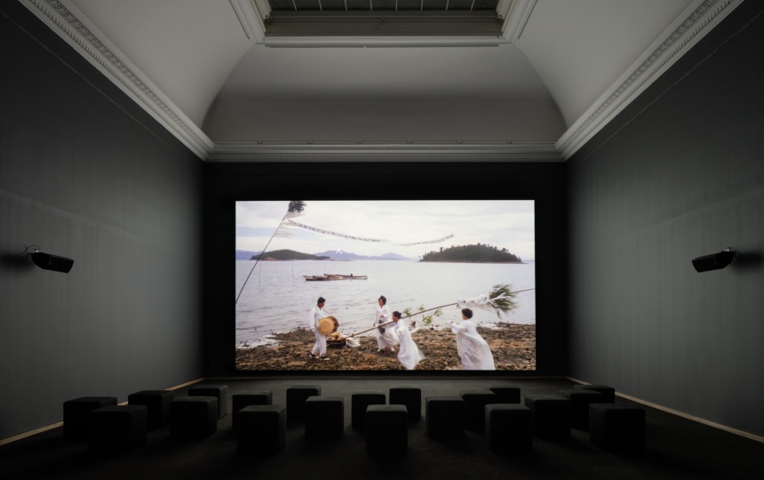 Videoindstllation af Jane Jin Kaisen på Kunsthal Charlottenborg