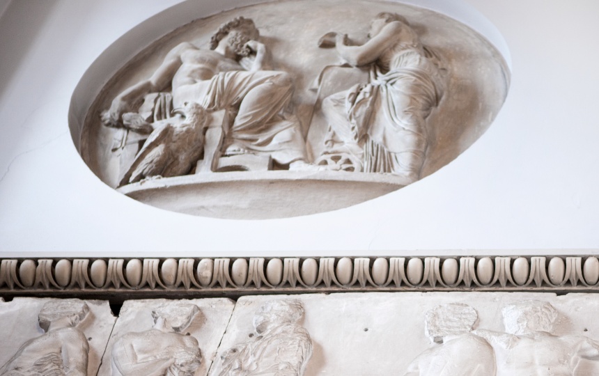 Del af frise og relief i væg i Festsalen på Charlottenborg Slot