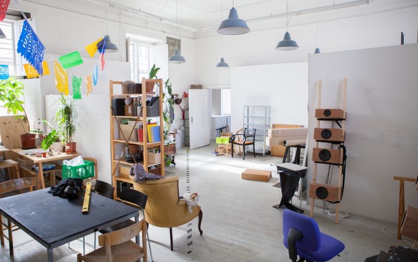 Møbler, planter, loftspynt, opbevaring og diverse små genstande i opholdsrum på kandidatuddannelsen