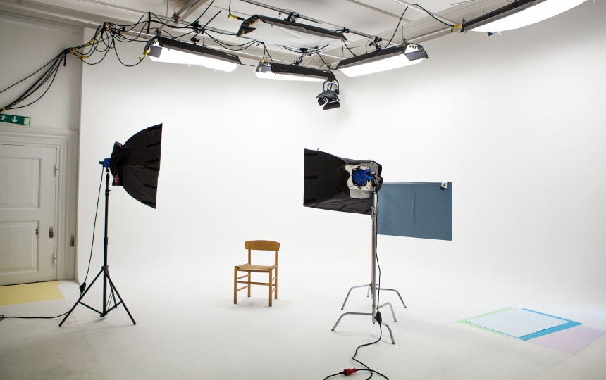 Fotolamper og stol i fotostudie