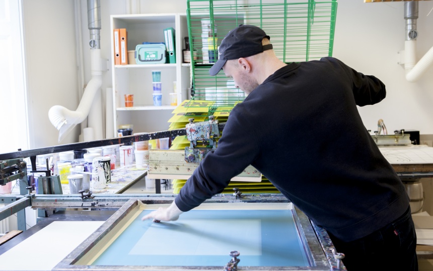 Studerende der forbereder serigrafitryk på Laboratoriet for Serigrafi og Risografi