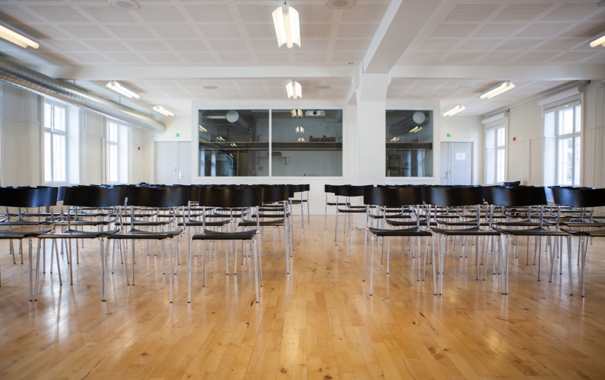 Stolerækker i auditorium på BFA-skolen