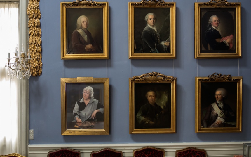 Gamle malede portrætter i guldrammer på væg