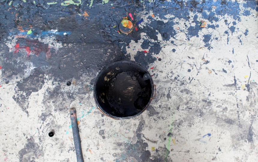 Spand på malingplettet gulv