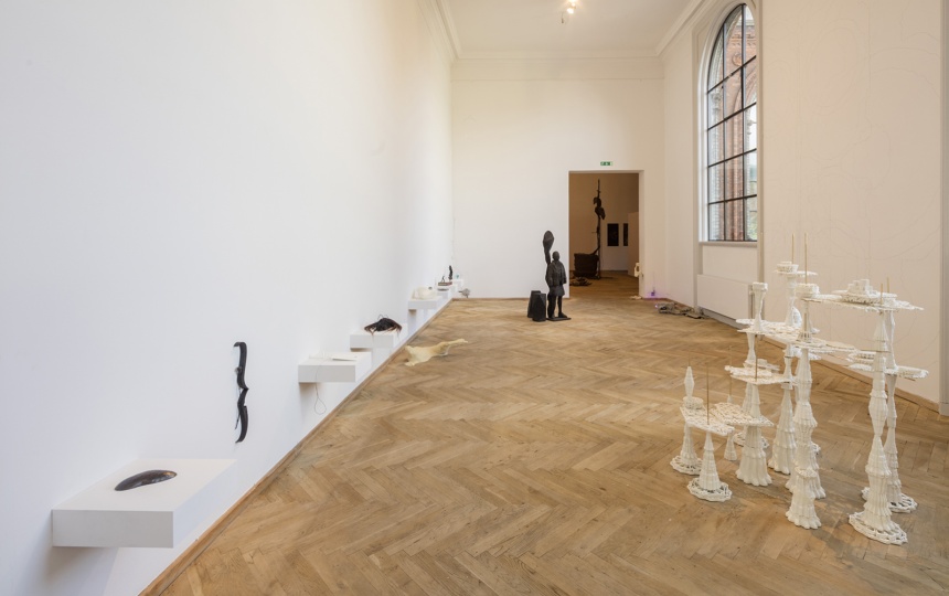 kunstværker på væg og på gulv i udstillingslokale på Kunsthal Charlottenborg