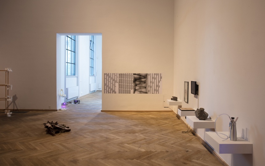 Kunstværker på vægge og på gulv i udstillingslokale på Kunsthal Charlottenborg