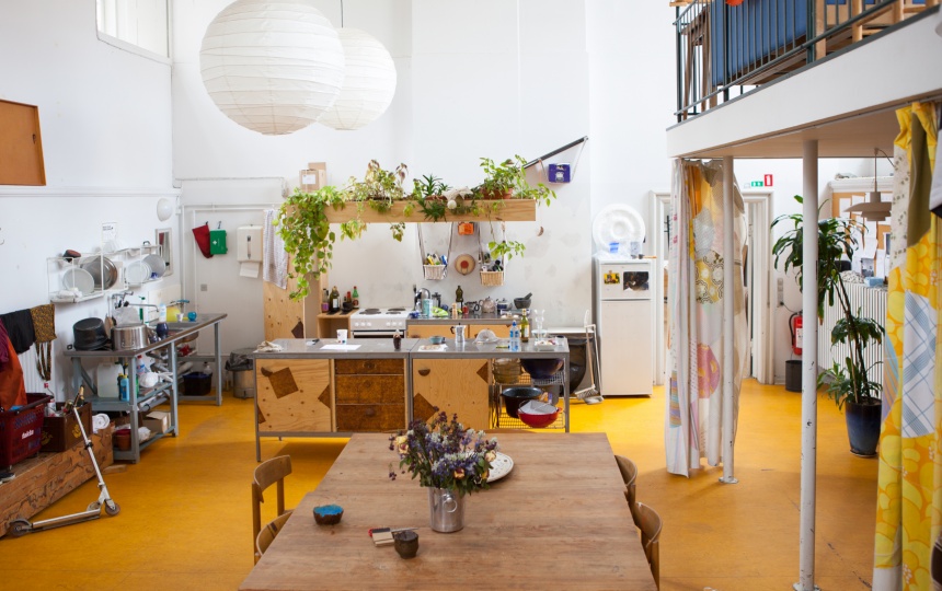 Køkken og fællesrum på Skolen for Konceptuelle og Kontekstuelle praksisser