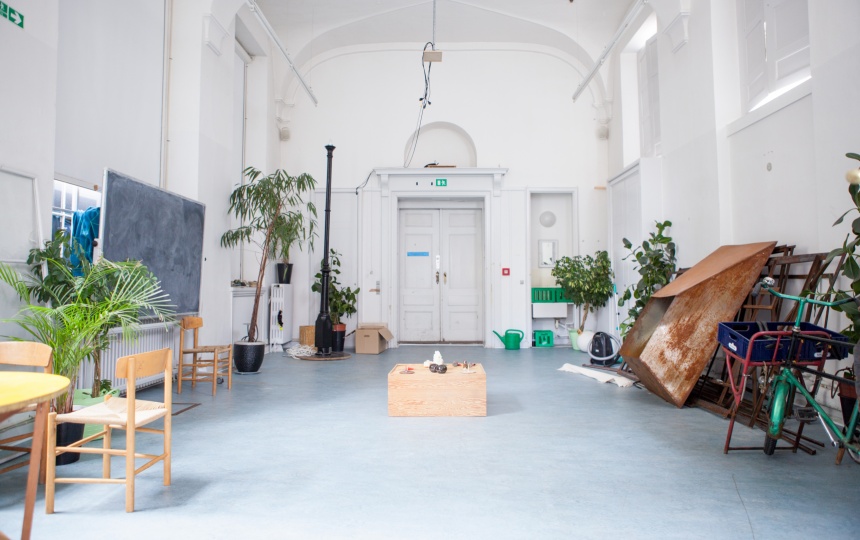 Planter, møbler og diverse genstande i lokale på Skolen for Konceptuelle og Kontekstuelle praksisser