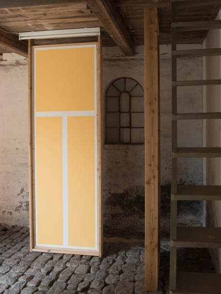 Kunstværk på brosten ved projektrum på Kunsthal 44Møen