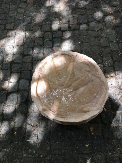 Kunstværk på brosten