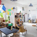 Møbler, planter, loftspynt, opbevaring og diverse små genstande i opholdsrum på kandidatuddannelsen